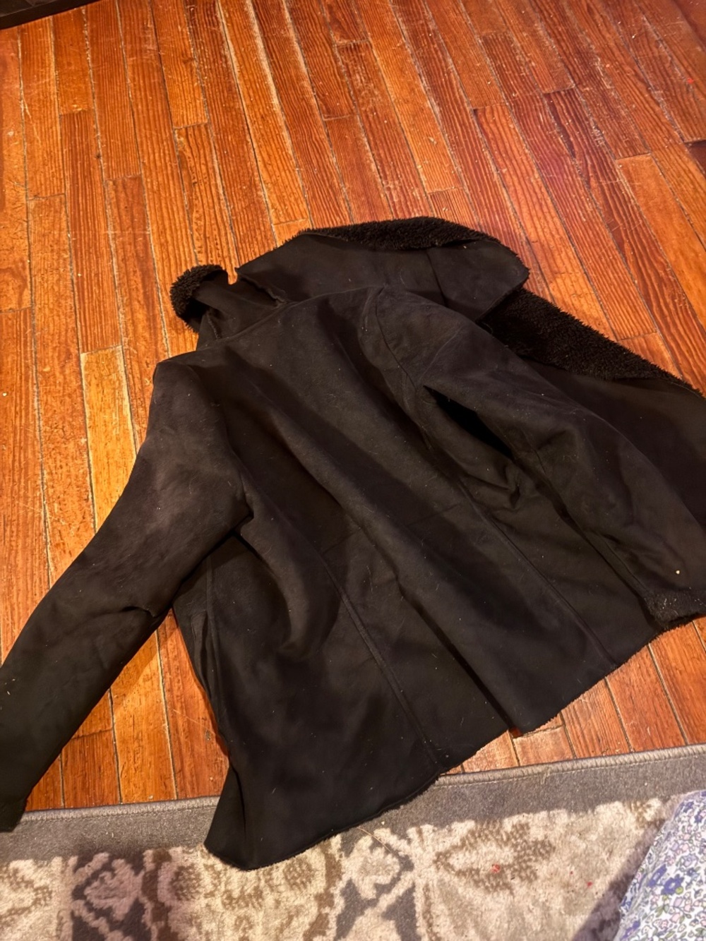 Lauren Ralph Lauren line features a soft, velvety faux-suede exterior with a plu - Picture 6 of 7